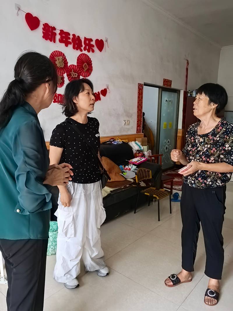 Dingyan mengucapkan salam mesra kepada pesakit ALS